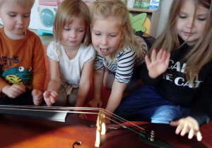 Przedszkolaki na zajęciach muzycznych poznają wiolonczelę
